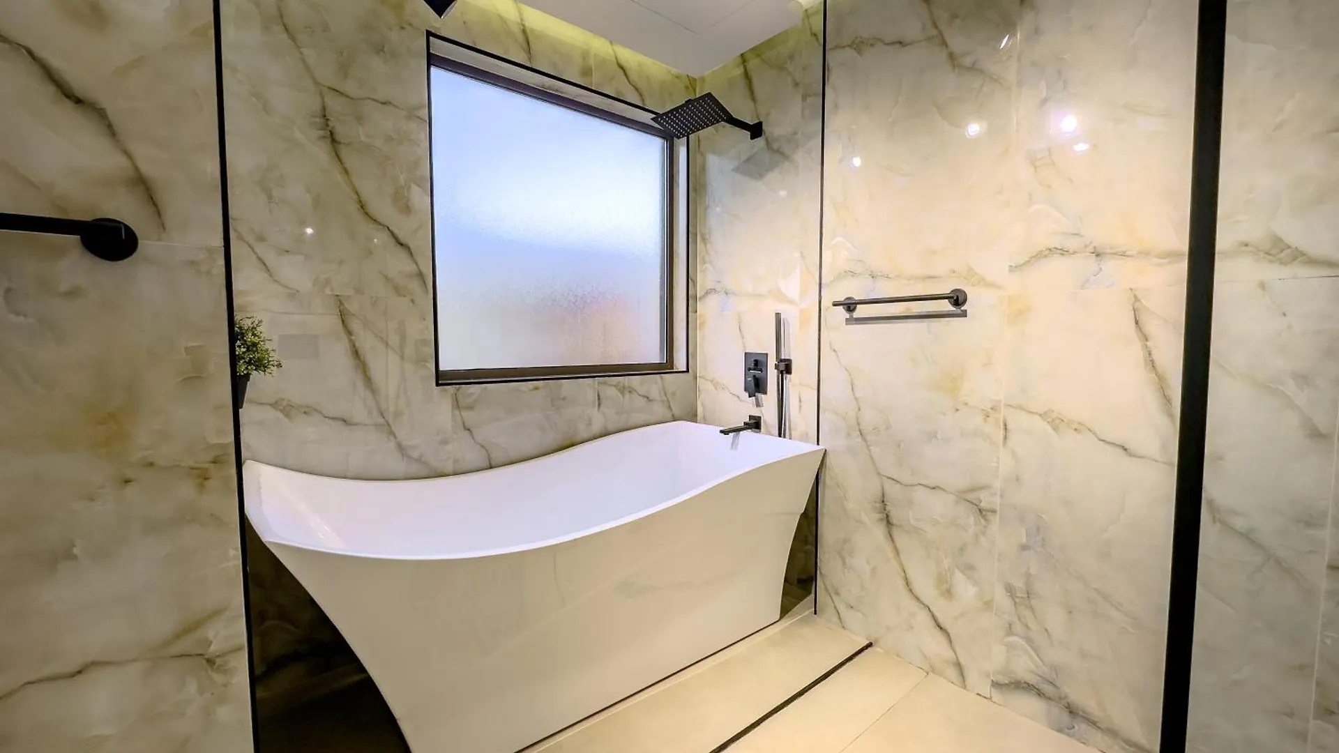 Chic 2Br Beachfront Residence At Amwaj 4 Dubai 0*,