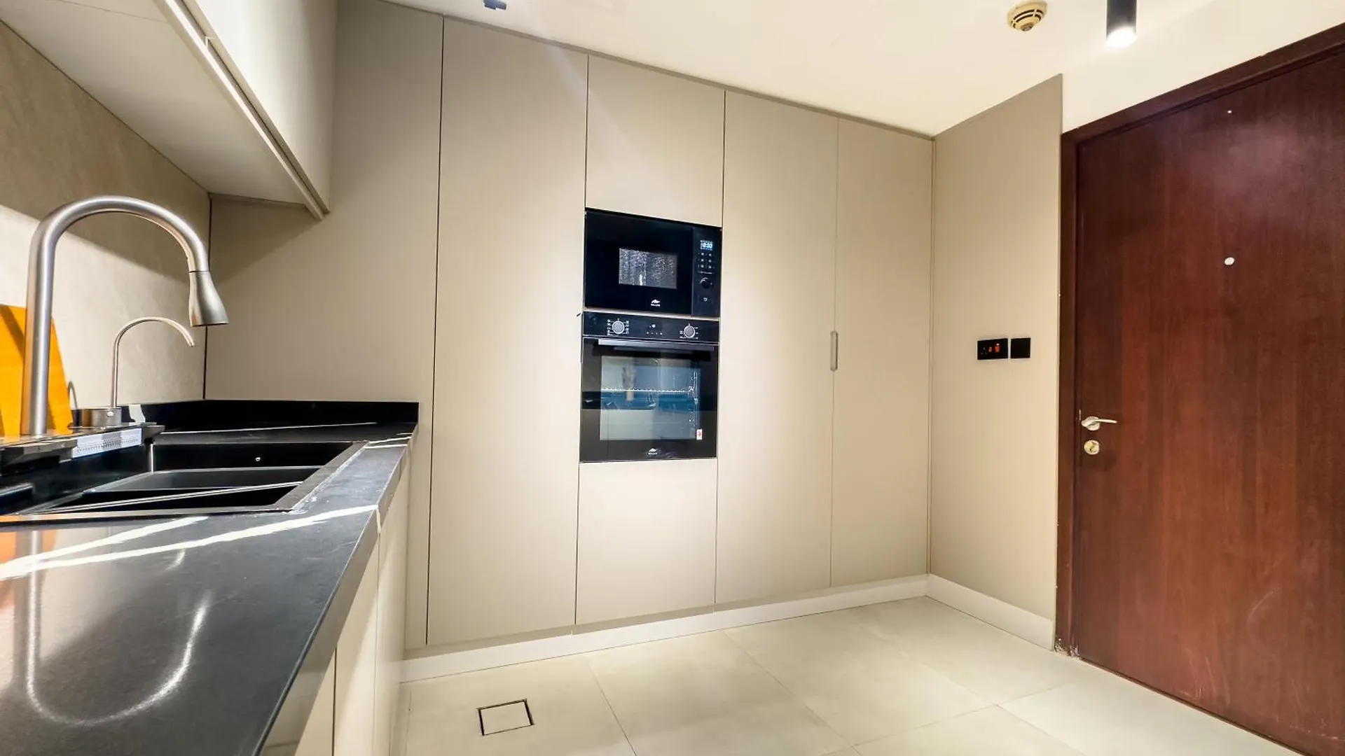Chic 2Br Beachfront Residence At Amwaj 4 Dubai