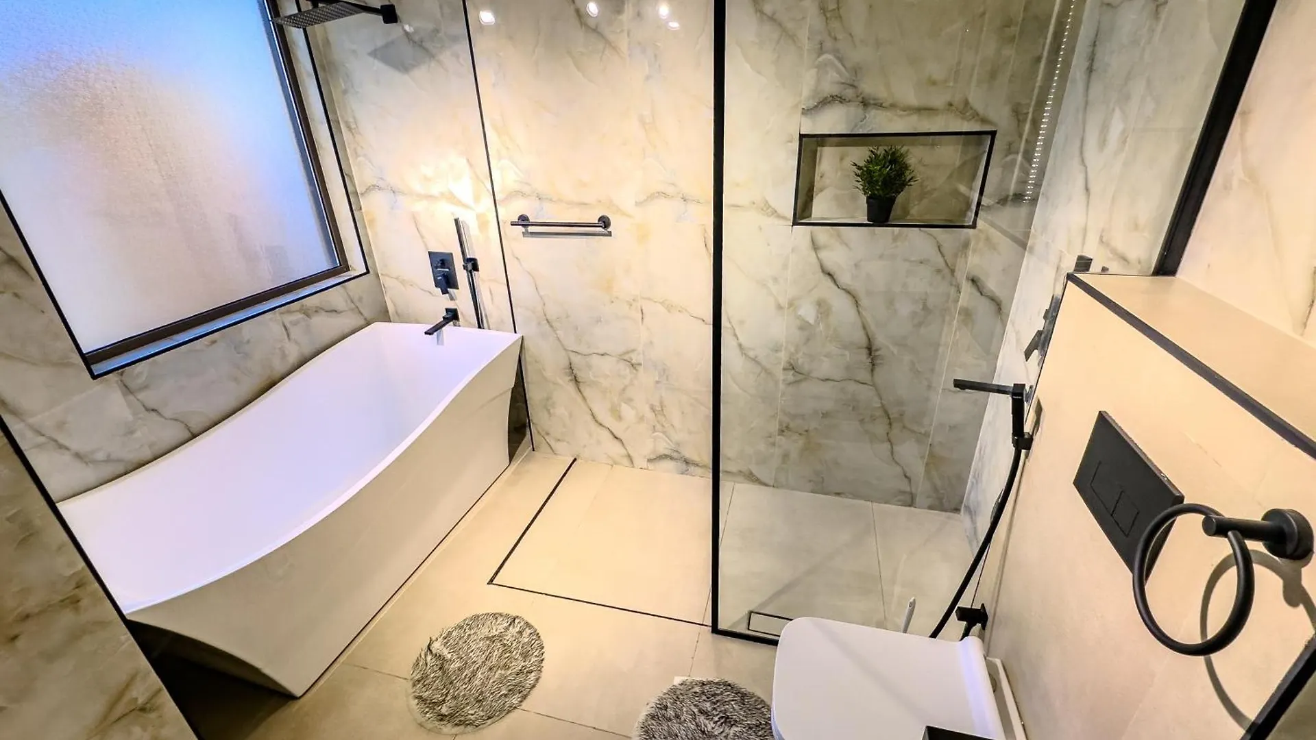 Chic 2Br Beachfront Residence At Amwaj 4 Dubai
